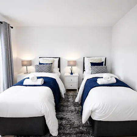 Boutique Townhouse - Sleeps Up To 8 - Perfect For Families & Groups!