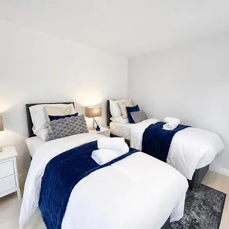Boutique Townhouse - Sleeps Up To 8 - Perfect For Families & Groups! *