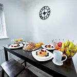 Boutique Townhouse - Sleeps Up To 8 - Perfect For Families & Groups! Lägenhet