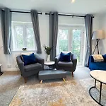 Boutique Townhouse - Sleeps Up To 8 - Perfect For Families & Groups!
