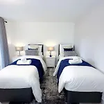 Boutique Townhouse - Sleeps Up To 8 - Perfect For Families & Groups!