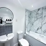 Boutique Townhouse - Sleeps Up To 8 - Perfect For Families & Groups! Lägenhet