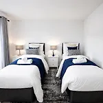Boutique Townhouse - Sleeps Up To 8 - Perfect For Families & Groups!