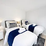 Boutique Townhouse - Sleeps Up To 8 - Perfect For Families & Groups! *