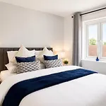 Boutique Townhouse - Sleeps Up To 8 - Perfect For Families & Groups! * 布里斯托