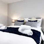 Boutique Townhouse - Sleeps Up To 8 - Perfect For Families & Groups! *
