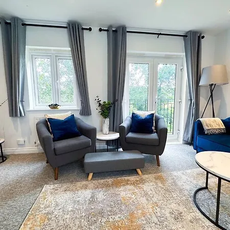 Boutique Townhouse - Sleeps Up To 8 - Perfect For Families & Groups!