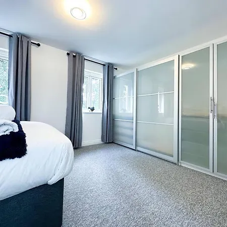 Boutique Townhouse - Sleeps Up To 8 - Perfect For Families & Groups! Lägenhet