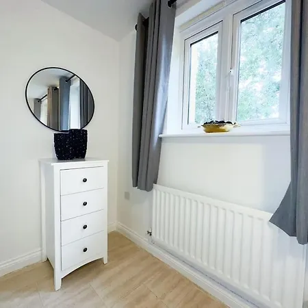 Boutique Townhouse - Sleeps Up To 8 - Perfect For Families & Groups! *