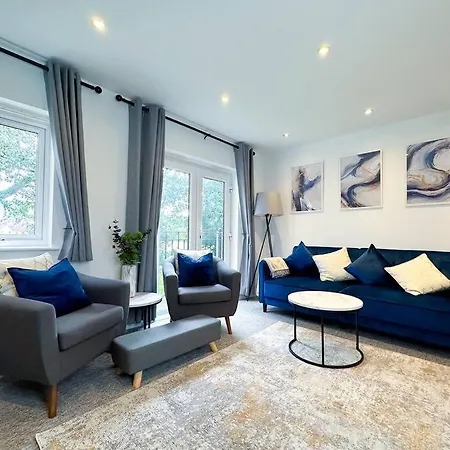 Boutique Townhouse - Sleeps Up To 8 - Perfect For Families & Groups!