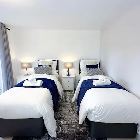 Boutique Townhouse - Sleeps Up To 8 - Perfect For Families & Groups!